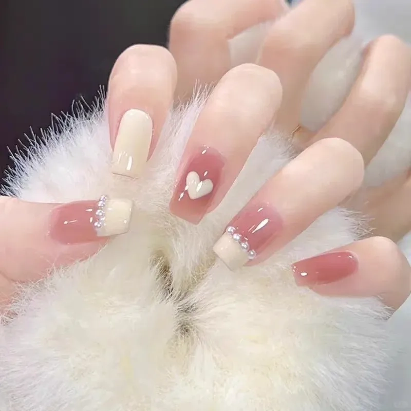 Tận hưởng vẻ đẹp cuốn hút nhờ sơn fen đầu móng mới lạ