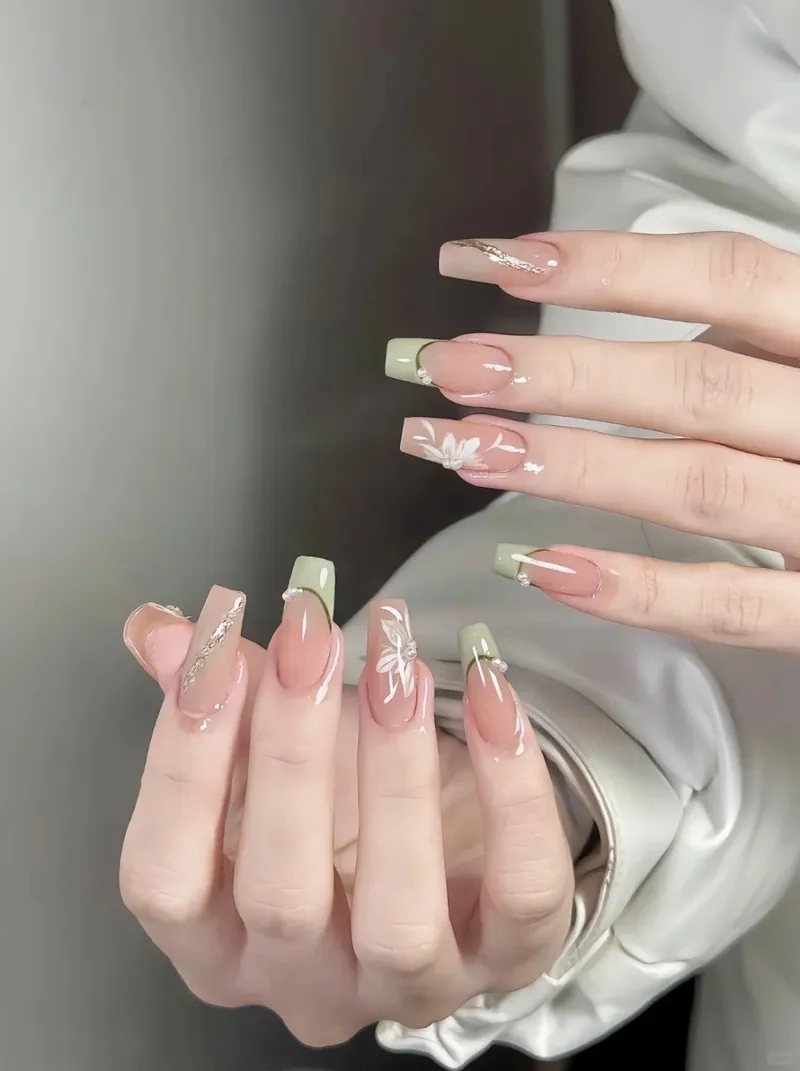 Nét dịu dàng với vẽ đầu móng tay tinh xảo