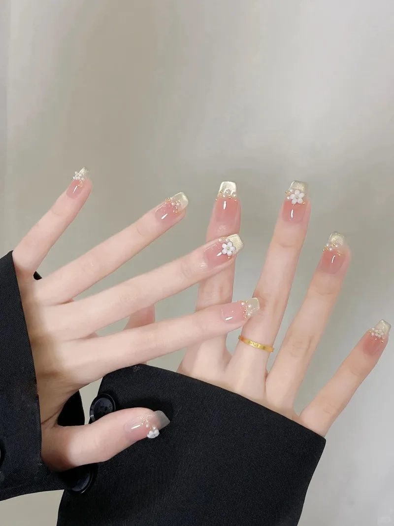 Tỏa sáng với mẫu nail sơn đầu móng trắng tuyệt đẹp