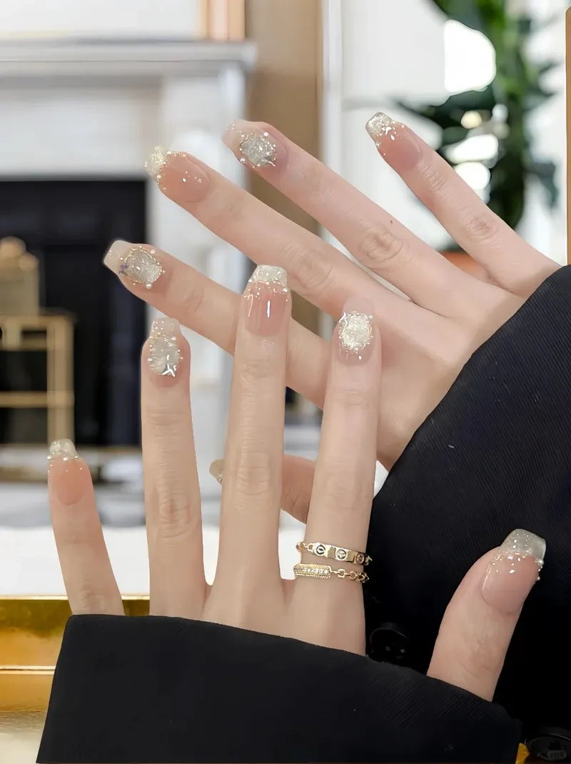 Dịu dàng và tinh tế cùng mẫu nail đầu móng trắng đẹp