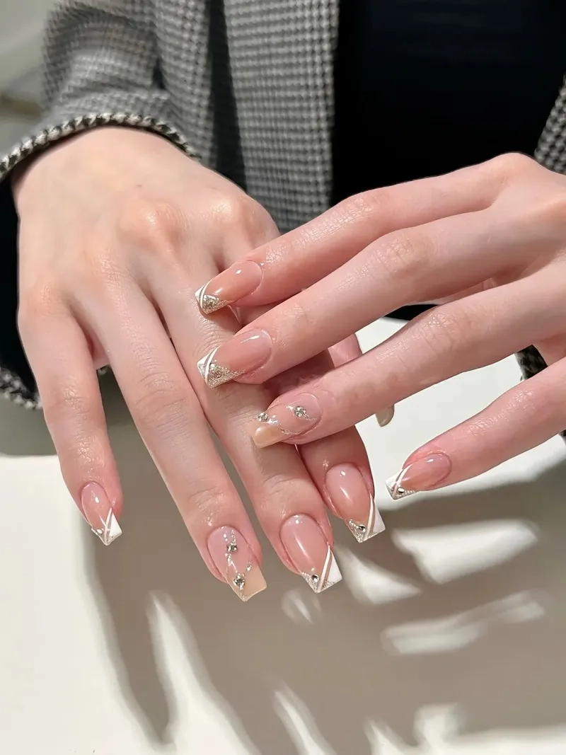 Nổi bật với sơn đầu móng trắng sang trọng