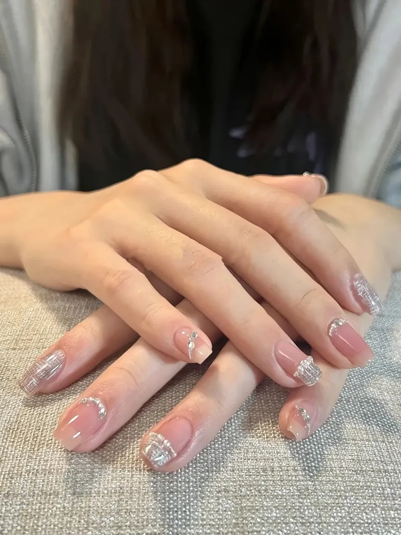 Tinh tế và cá tính với sơn đầu móng trắng đính đá