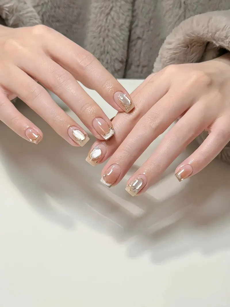 Sành điệu với kẻ đầu móng trắng đơn giản mà đẹp