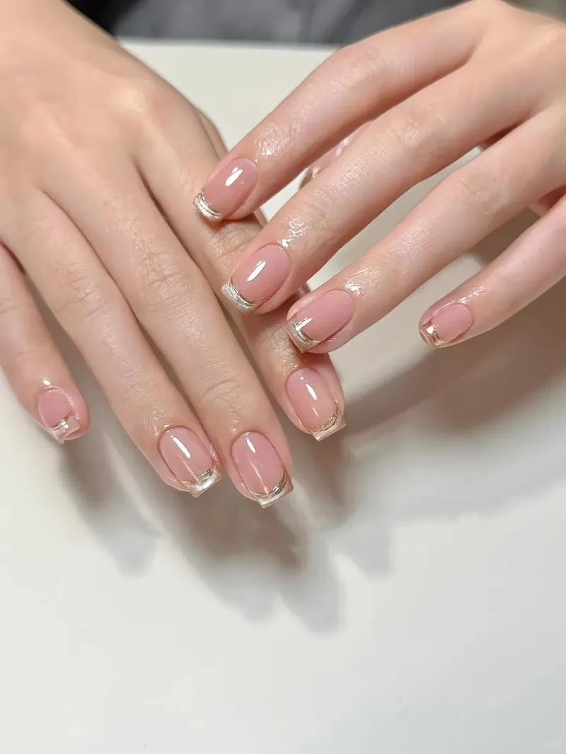 Đẹp sang chảnh với mẫu móng đầu trắng hiện đại