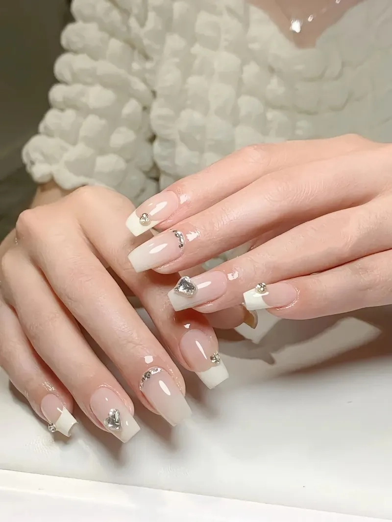 Sự lựa chọn hoàn hảo là mẫu nail kẻ đầu móng trắng