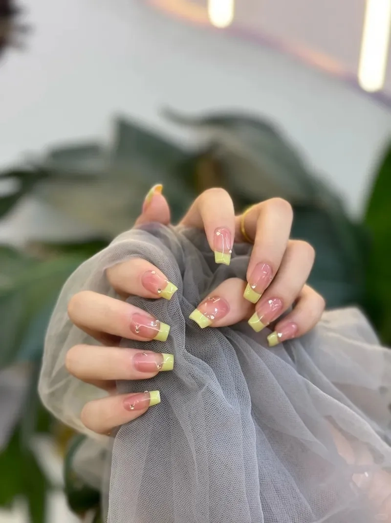 Đẹp cá tính cùng mẫu móng chân sơn đầu móng