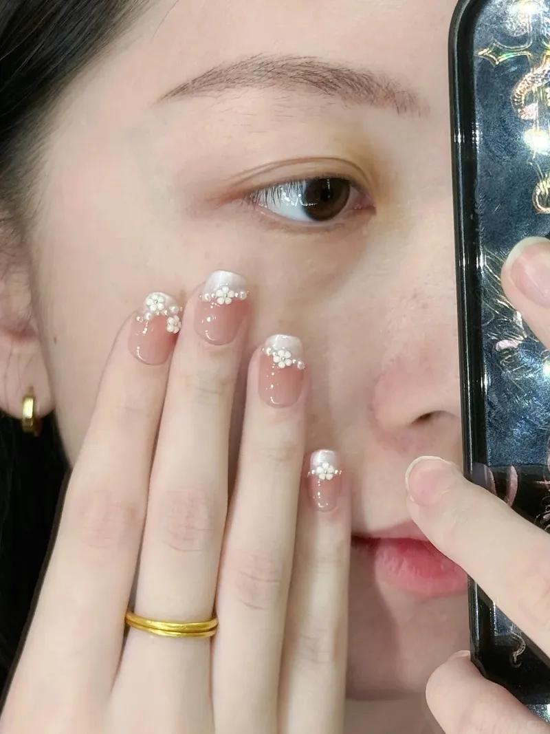 Dịu dàng và nữ tính cùng mẫu móng tay ngắn đẹp nhẹ nhàng