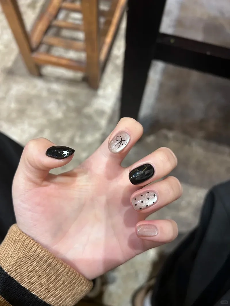 Phối đồ cực chuẩn với mẫu nail tay ngắn tinh tế