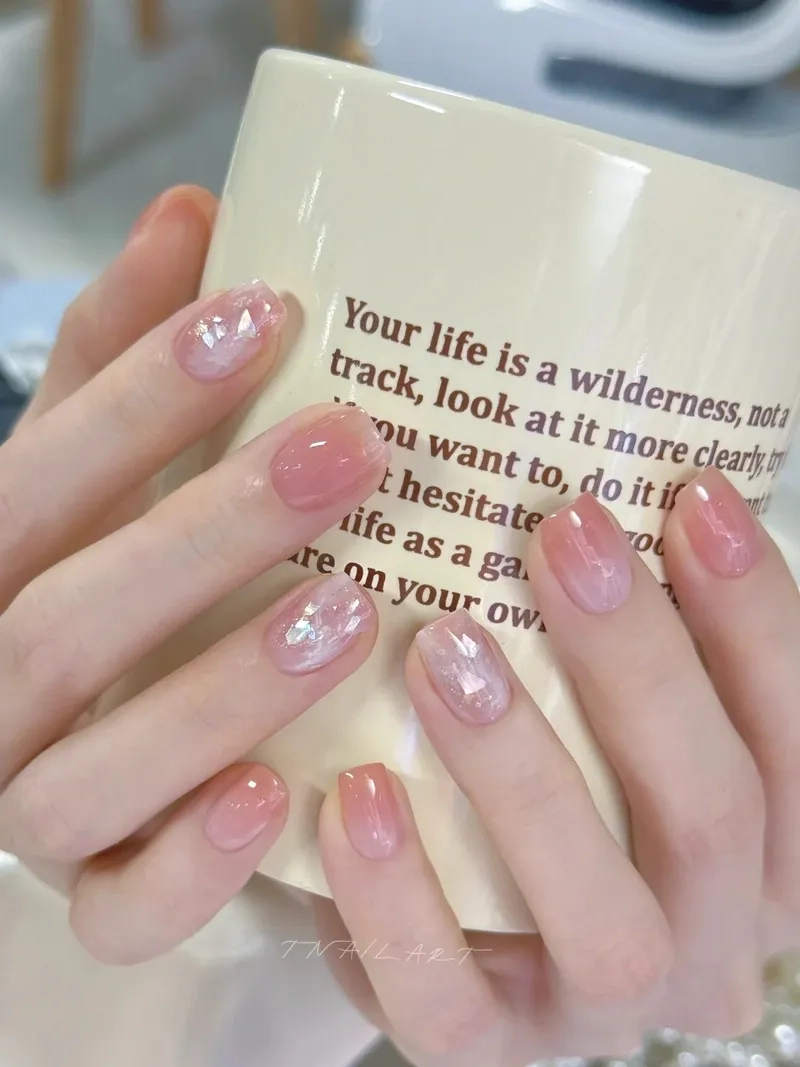 Làm nail cho móng tay ngắn giúp bạn có diện mạo hoàn hảo