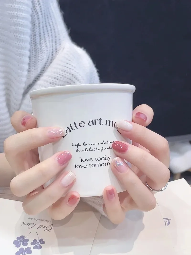 Mẫu móng ngắn nhẹ nhàng giúp bạn thêm phần nữ tính