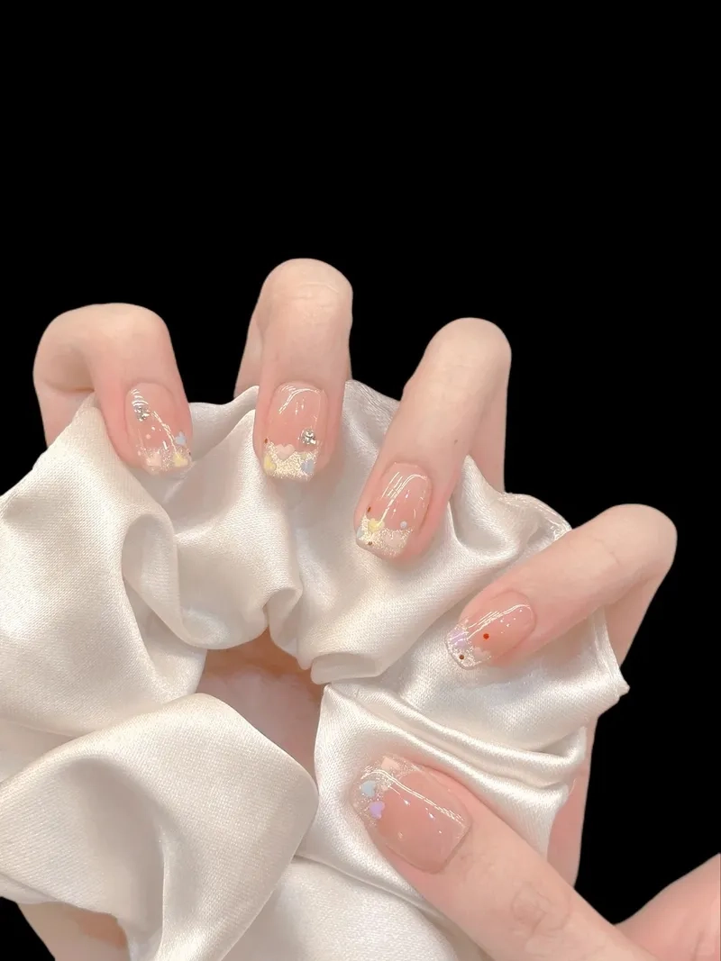 Tạo nét duyên dáng cùng mẫu móng tay đơn giản dễ thương và thanh lịch