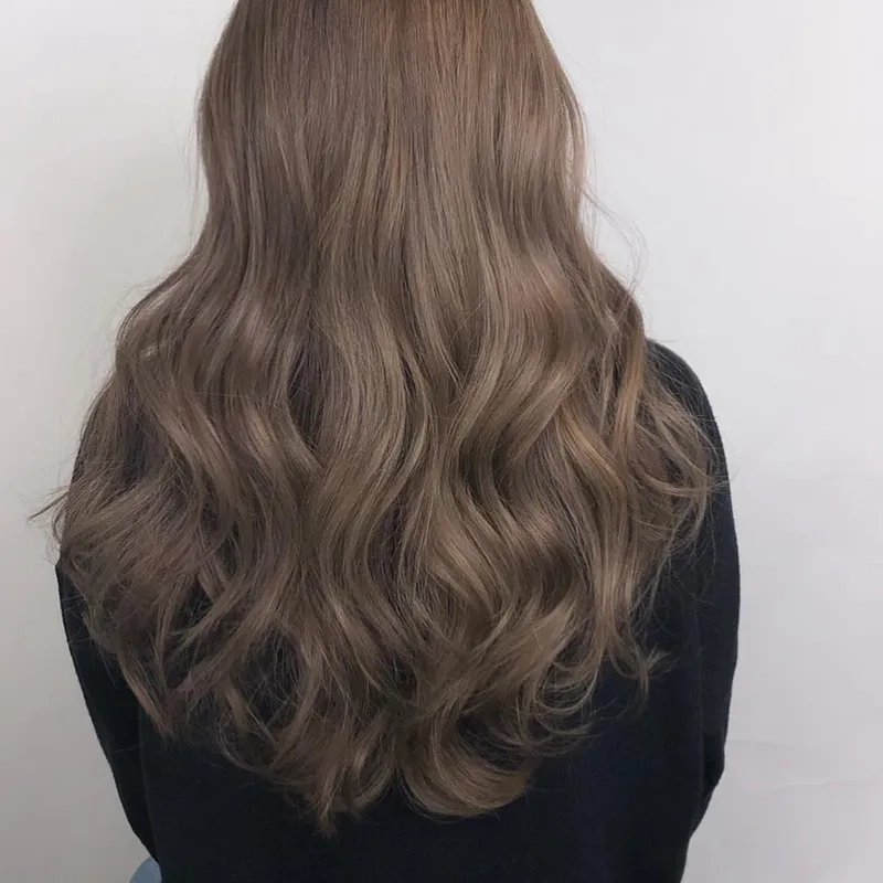 Sắc tóc trẻ trung hiện đại là tóc màu socola không thể bỏ qua