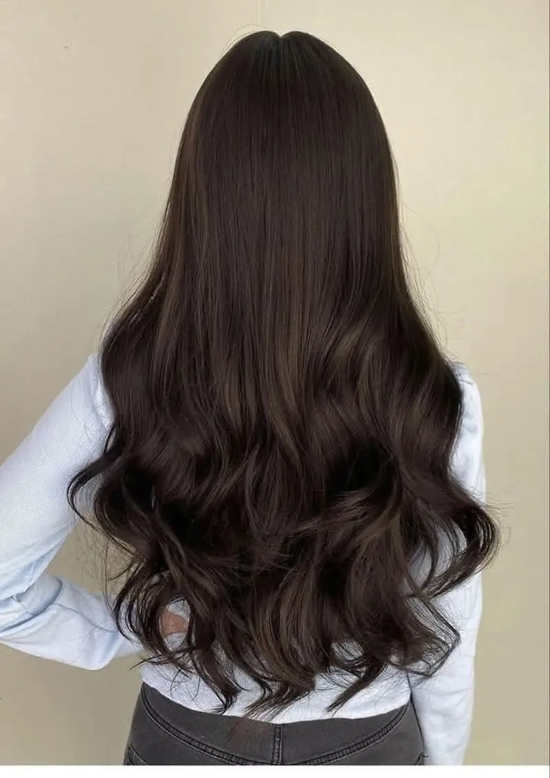 Nhuộm màu nâu đen để có mái tóc óng ả và cuốn hút