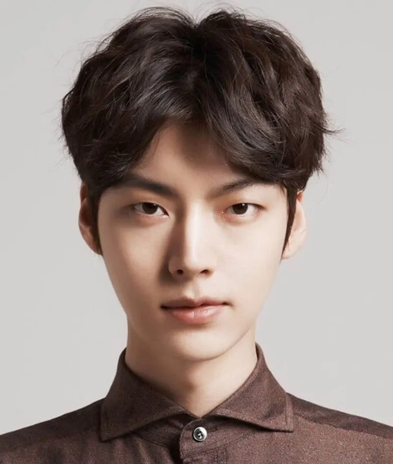 Màu tóc nâu đen trầm nam lựa chọn cho quý ông hiện đại