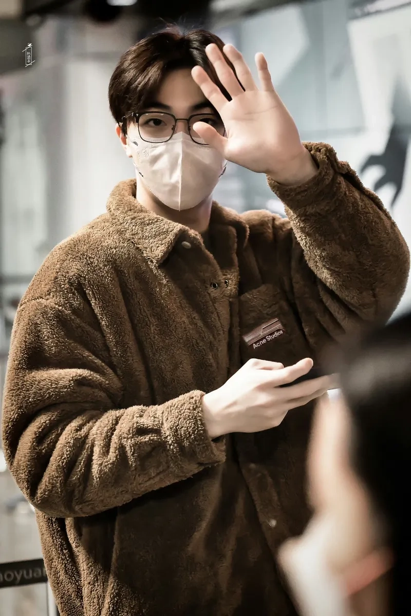 Màu nâu đen trầm phong cách tinh tế cho mọi lứa tuổi