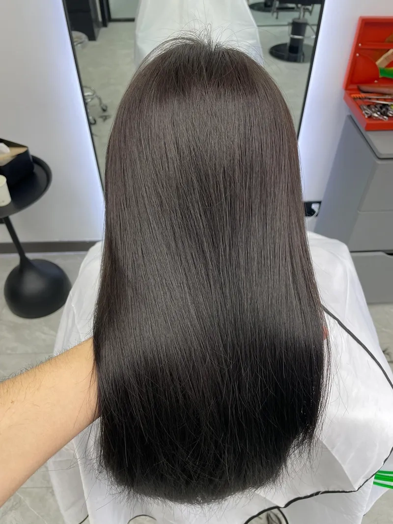 Biến hóa với nhuộm nâu trên nền đen siêu trendy