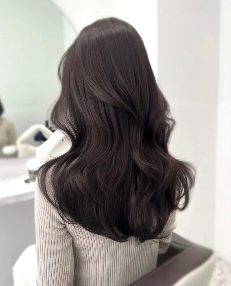 Nhuộm nâu trà đen cho mái tóc cuốn hút