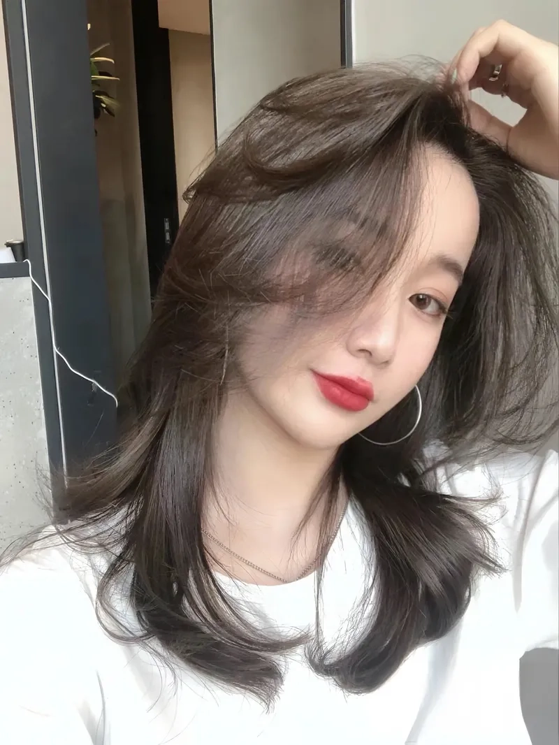 Màu tóc nhuộm nâu trà đen tôn da rạng rỡ