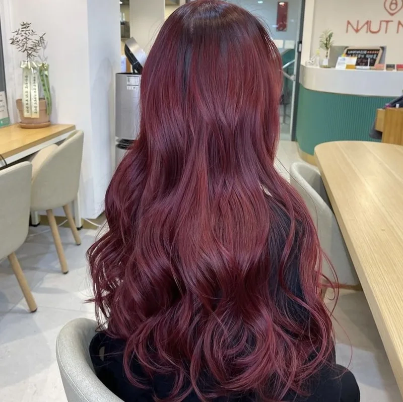 Nâu đỏ cherry trầm mang đến vẻ đẹp huyền bí