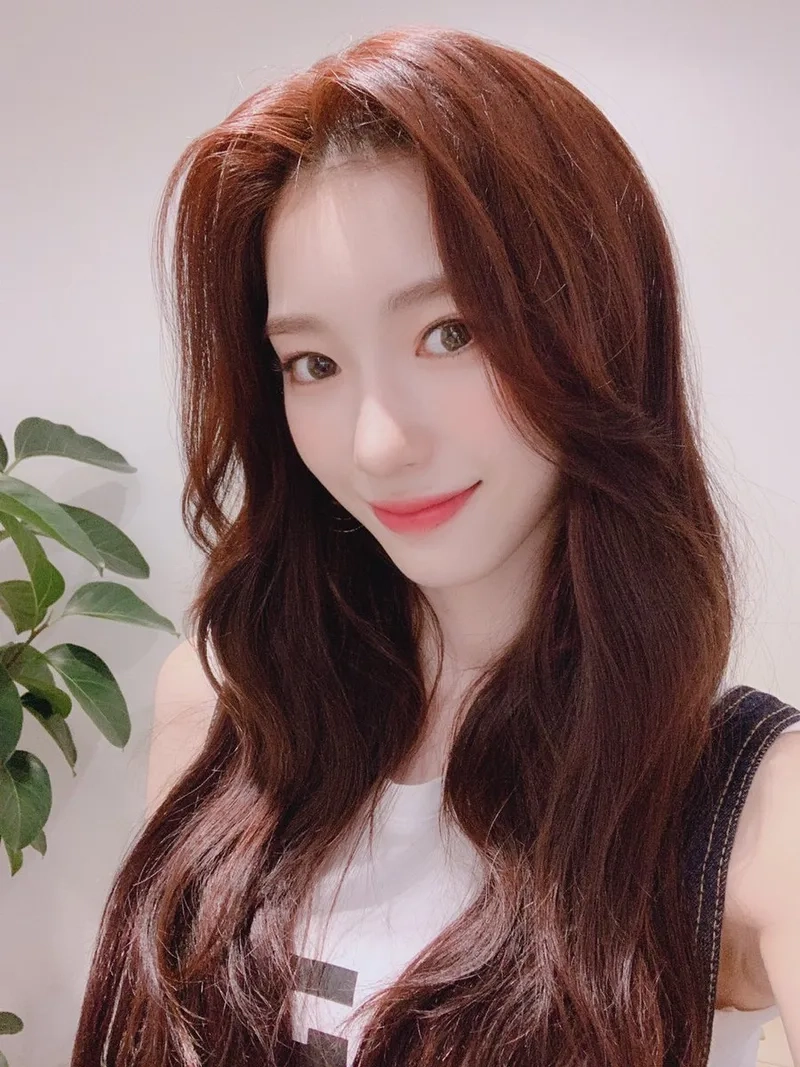Tóc nâu đỏ trầm cho vẻ đẹp trầm ấm và cuốn hút