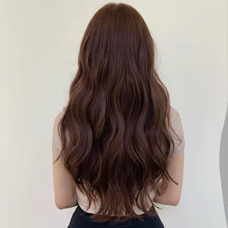 Sáng tạo phong cách với kiểu tóc màu nâu hạt dẻ trẻ trung