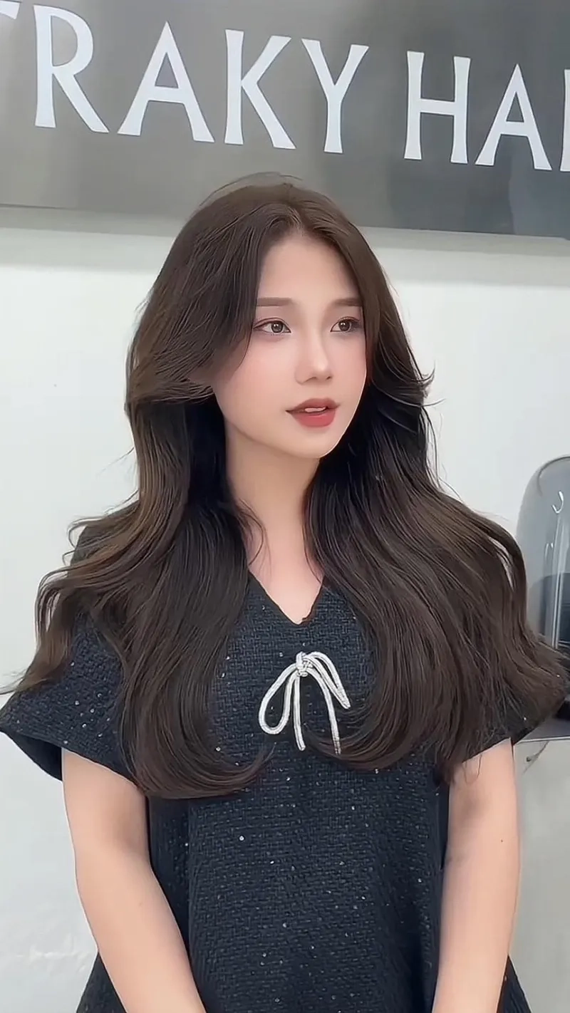 Tạo điểm nhấn ấn tượng với kiểu tóc màu nâu trà lạnh thời thượng