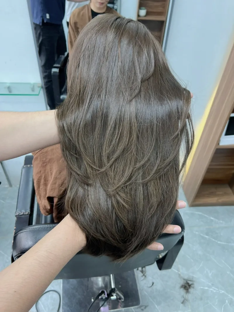 Tự tin với kiểu tóc mới nhuộm tóc màu nâu trà thời thượng