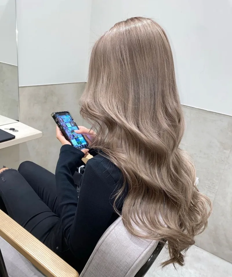 Màu nâu trà sữa có cần tẩy tóc không tìm hiểu ngay