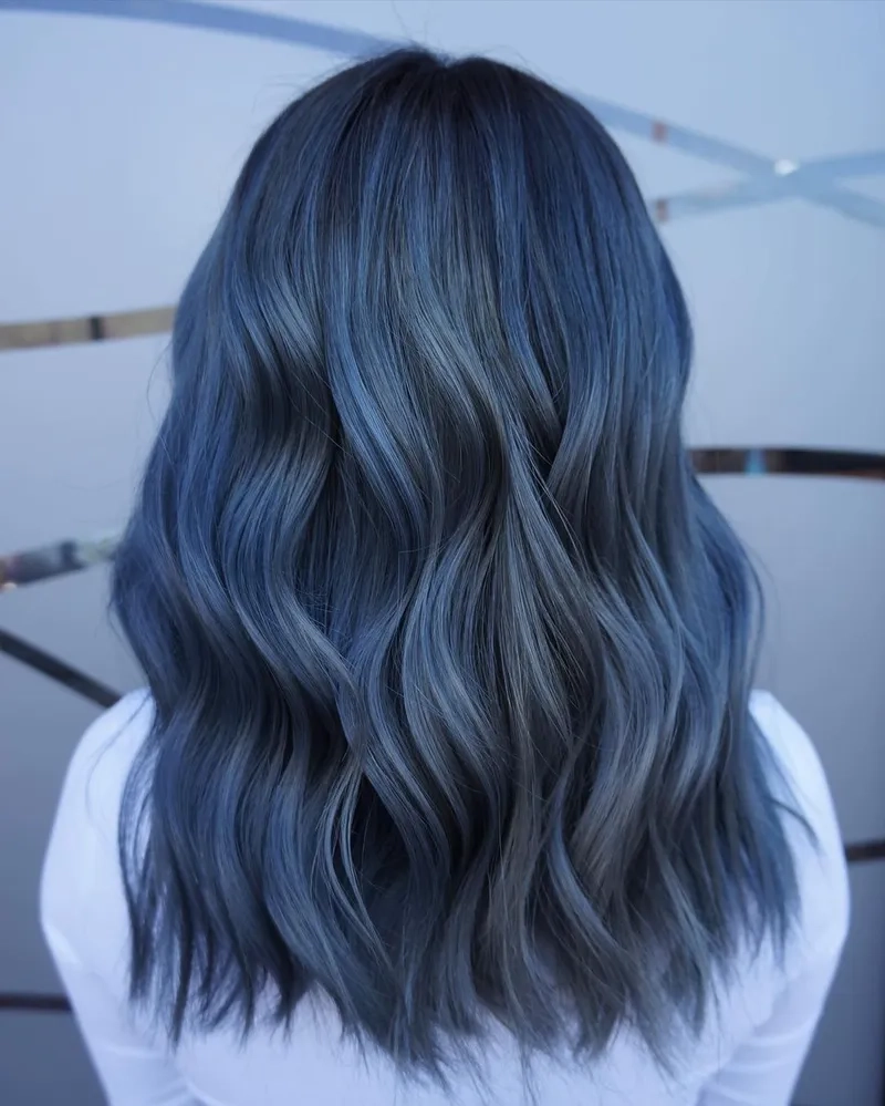 Tóc xanh đen mang đến phong cách nổi bật