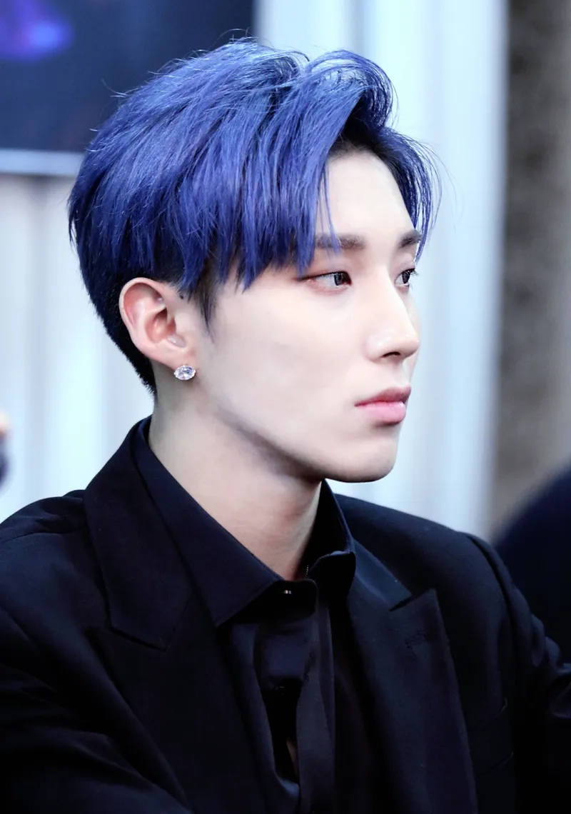 Tóc nam xanh đen mang đến vibe hiện đại