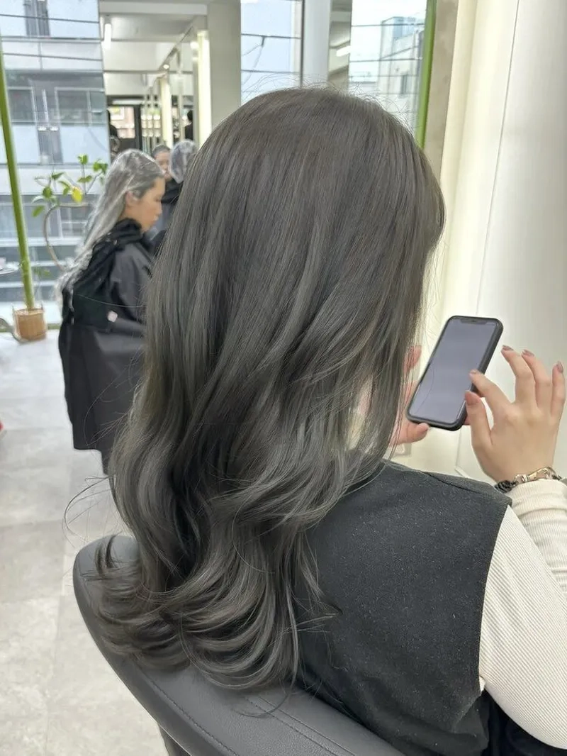 Màu rêu xám khói phong cách hiện đại cho mái tóc