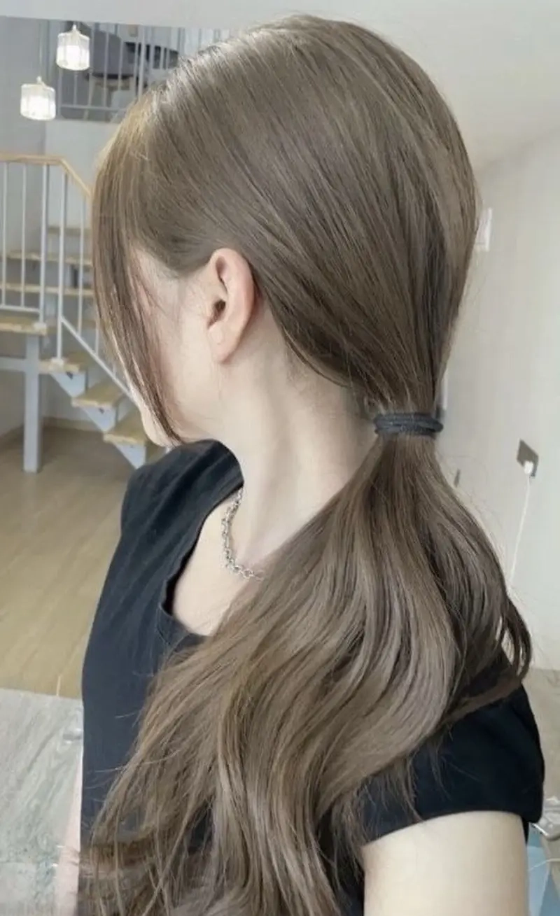 Màu tóc xanh khói tạo điểm nhấn độc đáo cho phong cách