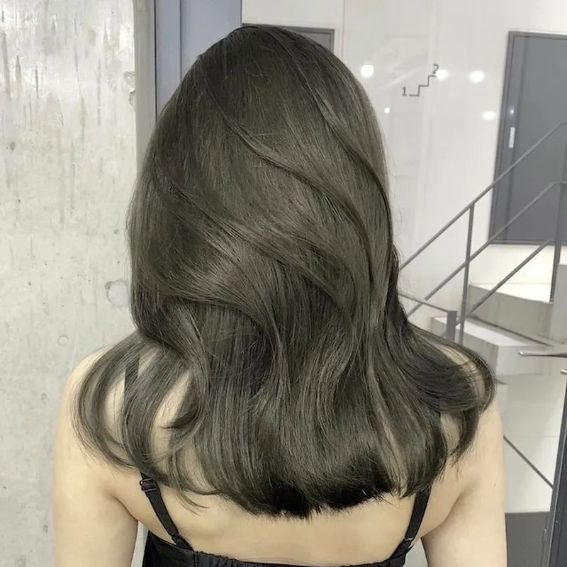 Màu khói ánh xanh giúp mái tóc bạn thêm phần cuốn hút