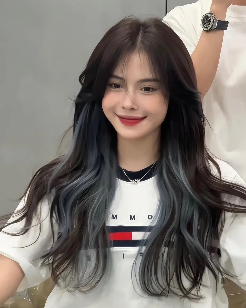 Highlight xanh khói tạo điểm nhấn độc đáo cho mái tóc