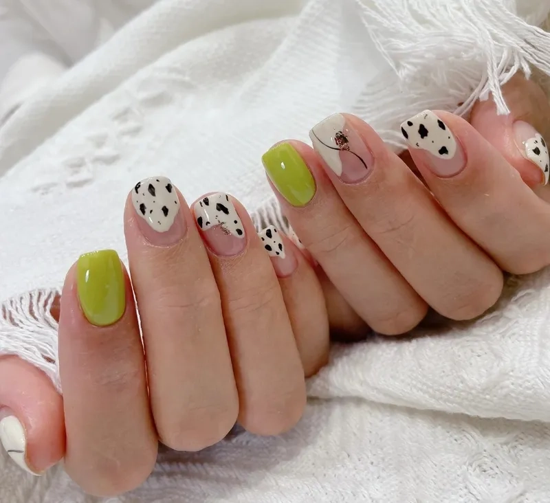 Mẫu mã đa dạng cho bạn lựa chọn trong mẫu nail hình bò sữa