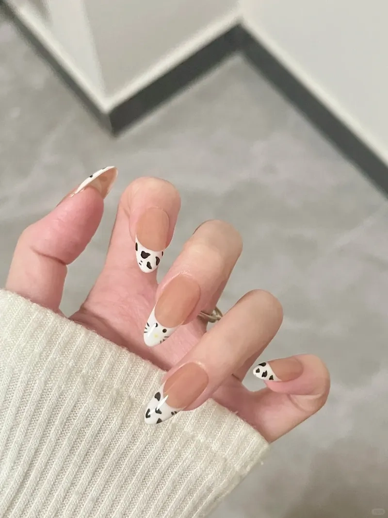 Đón đầu xu hướng với các mẫu nail hoạ tiết bò sữa đẹp mắt