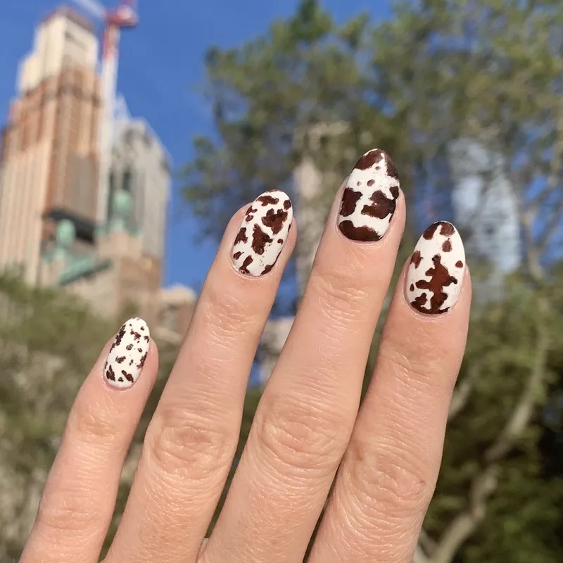 Sự kết hợp hoàn hảo giữa màu sắc và kiểu dáng trong ảnh nail bò sữa