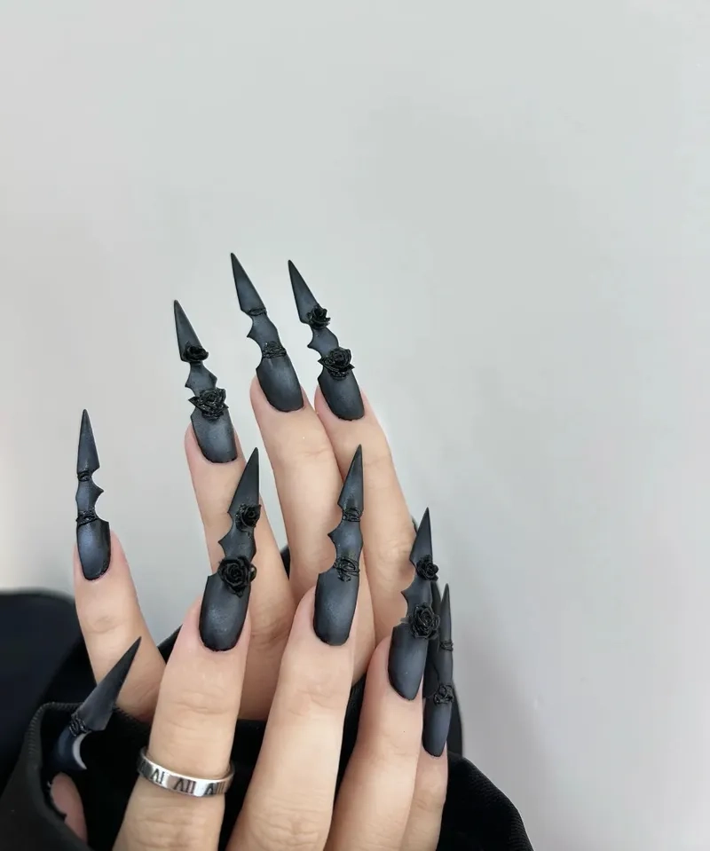 Phong cách nổi bật với nail cá tính đen siêu ấn tượng