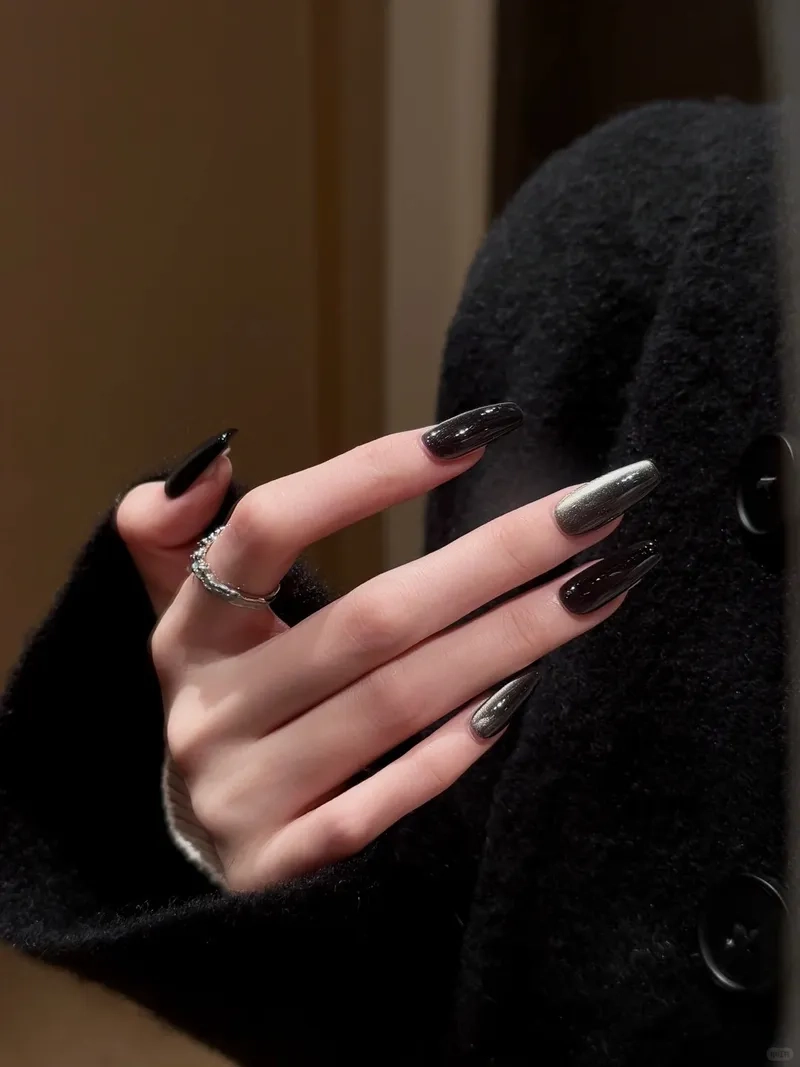 Thử ngay mẫu nail đen cá tính cho vẻ ngoài đầy cá tính