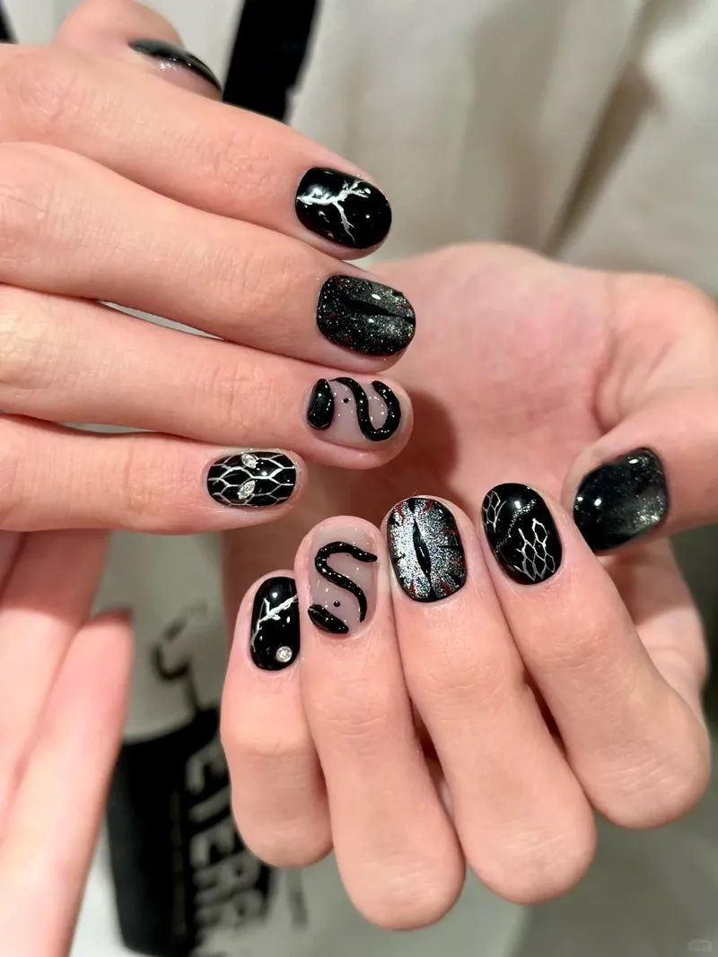 Tinh tế và sắc sảo cùng mẫu nail đen cá tính nhọn