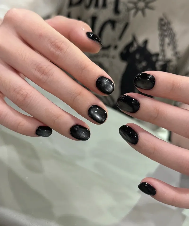 Tỏa sáng mọi lúc với nail màu đen cá tính cực chất