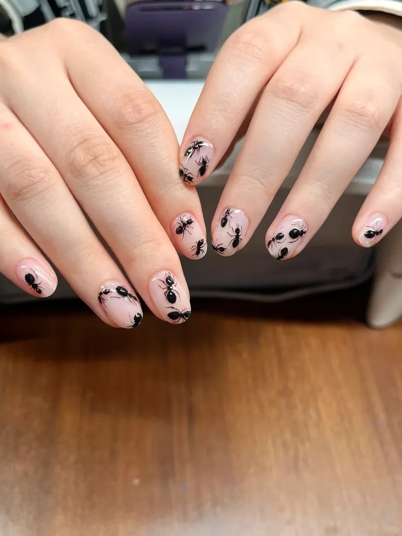 Độc đáo và thời thượng cùng mẫu nail đen trắng cá tính