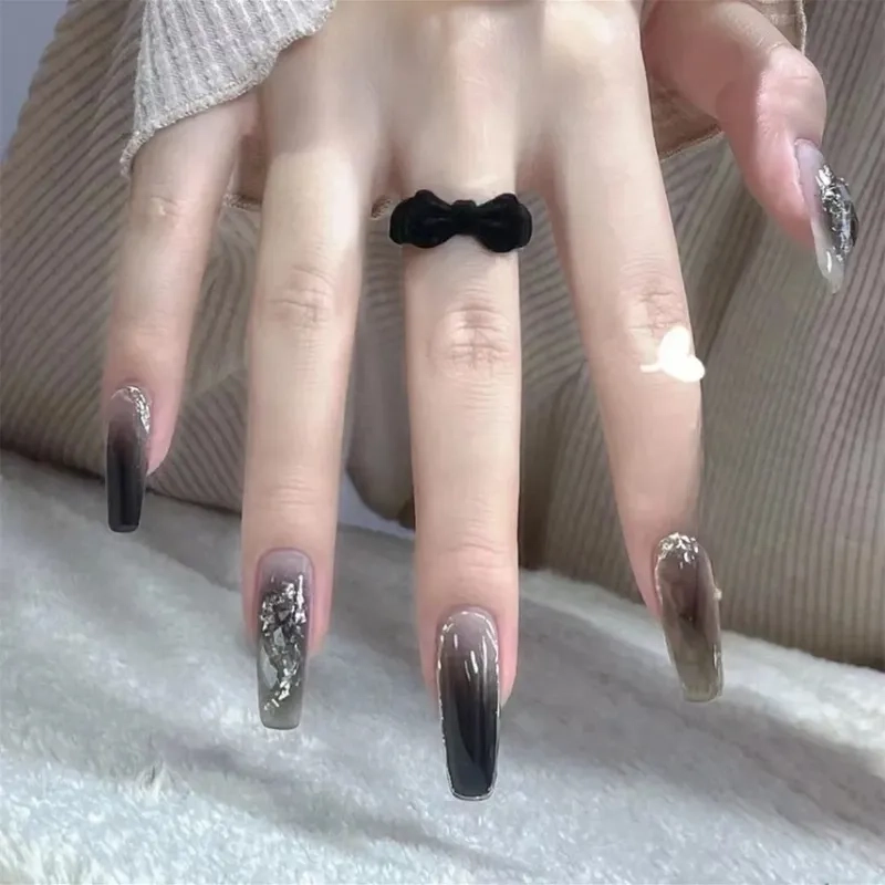 Màu sắc nổi bật với màu nail cá tính thu hút mọi ánh nhìn