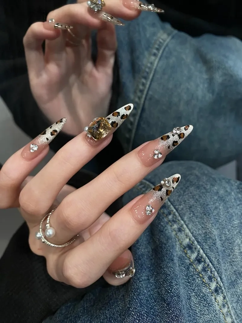 Dễ thương mà chất với nail đơn giản cá tính
