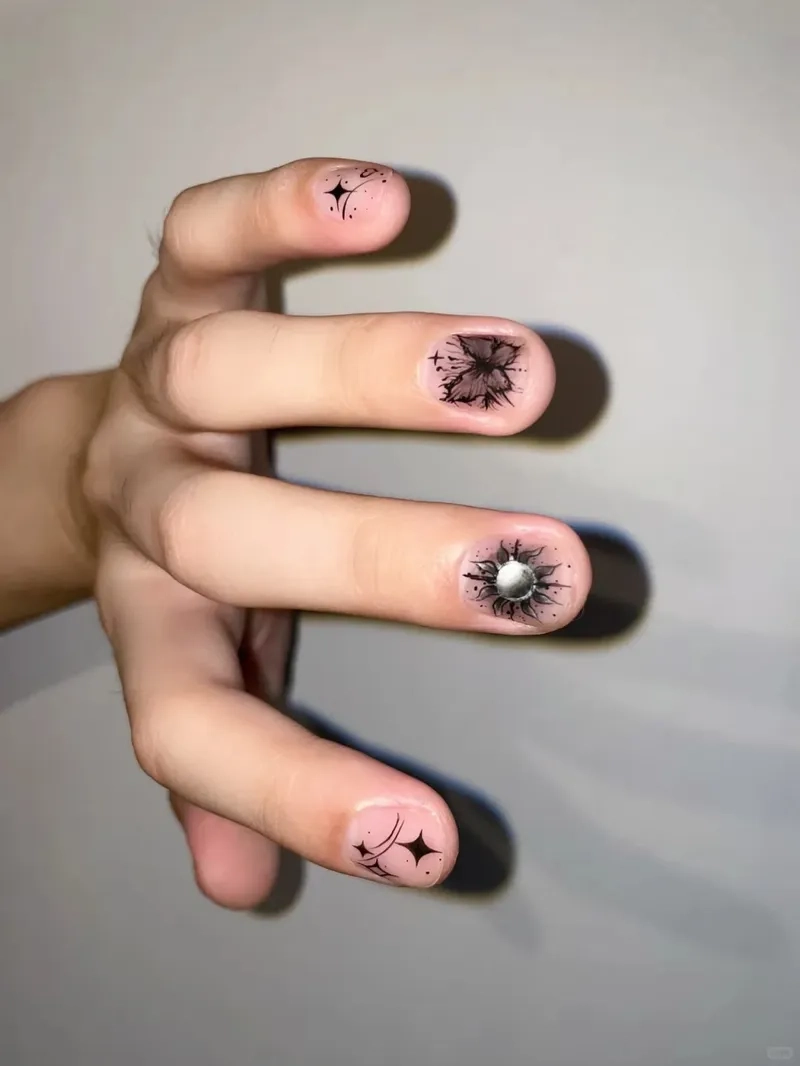 Sưu tập phong cách với những mẫu nail cá tính hấp dẫn