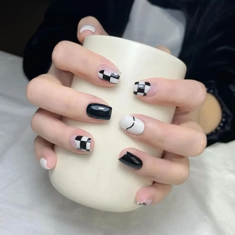 Phong cách độc đáo cùng nail caro đen trắng thu hút mọi ánh nhìn