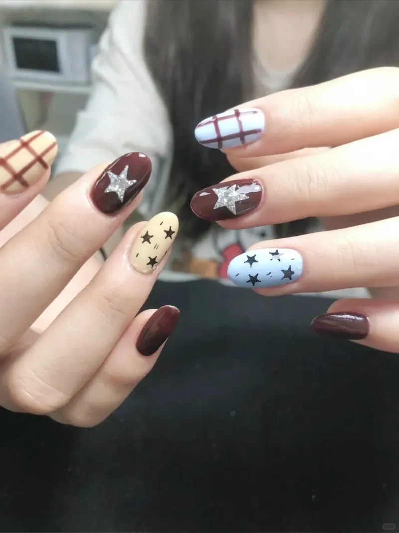 Nổi bật với phong cách nail caro đẹp sang trọng