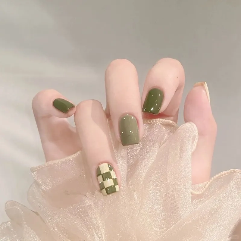 Tinh tế và cá tính cùng nail kẻ caro cho nàng