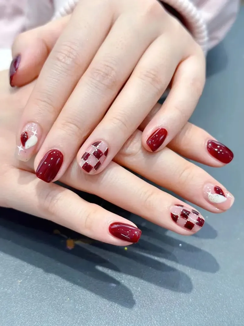 Bắt mắt và hiện đại với nail vẽ caro dễ thực hiện