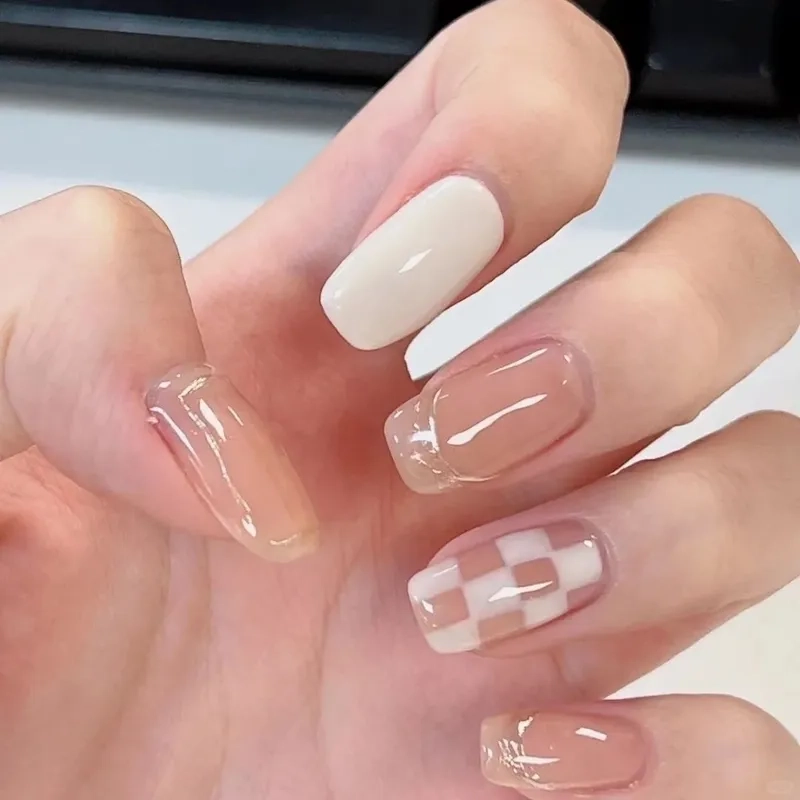 Lựa chọn tuyệt vời là những mẫu nail kẻ caro siêu xinh